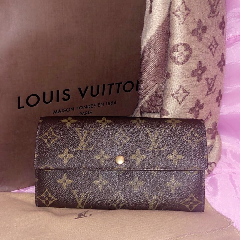 Authentic Louis Vuitton full size wallet!!!